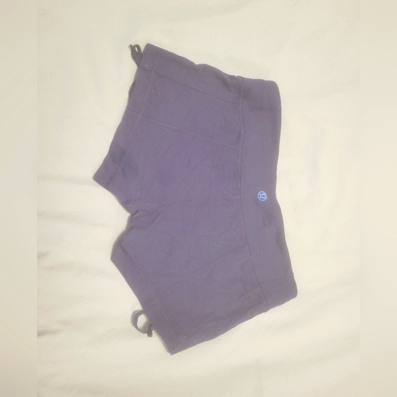 Lululemon shorts with side drawstrings - Picture 2 of 2
